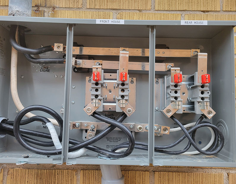 A wire box with the lid off